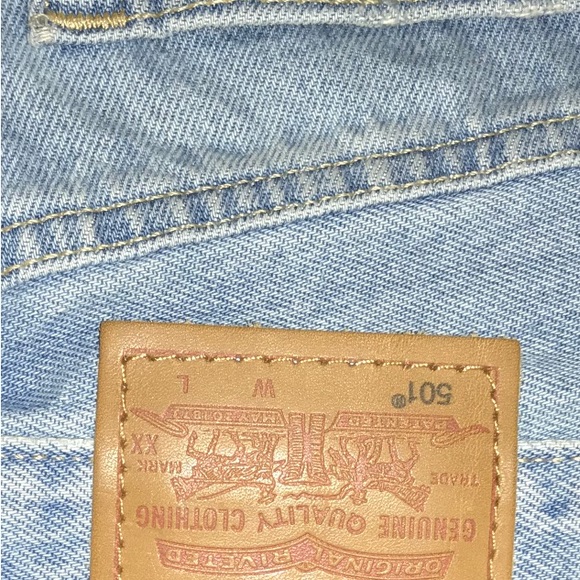 Levi’s 501 Distressed Shorts - Picture 9 of 9
